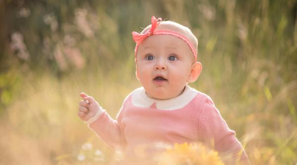 Atenție la bentițele pentru bebeluși: Pericolul din spatele acestor accesorii