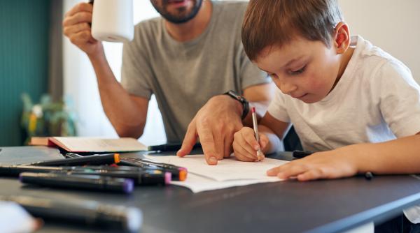 Un studiu arată când este bine și când nu să faci temele cu copiii. Cercetător: „Concluzia NU este ca părinții să nu-i ajute deloc la teme, nu este cazul!”