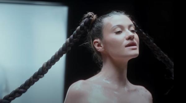 Erika Isac va cânta la Balul Bobocilor al unui liceu. Părinții, revoltați: „Nici mie nu-mi place darămite unde-s mulți copii, nu-s de acord!”