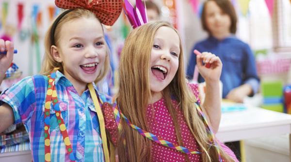 Alternative la bomboane sau ciocolată pentru zilele de naștere ale copiilor la școală. Cu ce ar mai putea micuții să-și servească toți colegii?