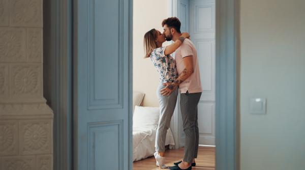 Cum să acționezi dacă micuțul te „prinde” în pat? Abordările ideale pentru copiii mici și mari, de la experți