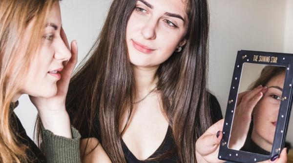 Adolescenții sunt tot mai preocupați de aspectul fizic. ATENȚIE la următoarele semnale!