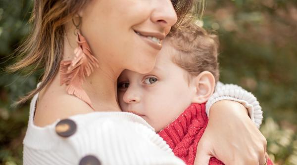 Cum să-ți ajuți copilul să depășească absența tatălui său