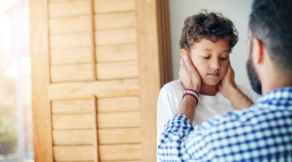 „Du-te și salută”, „nu mai plânge”, „nu poți că ești mic” și alte obiceiuri tipice multor familii care pot distruge viața copiilor