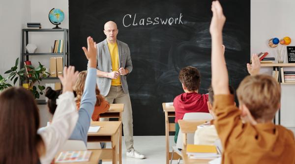 Ești profesor? 9 superputeri pe care ar trebui să le ai: Predarea este operațiunea de a sădi dorința de cunoaștere