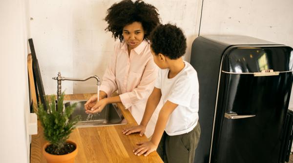 Pericolul de la robinet. Avertismentul CDC: Evitați să faceți acest lucru! Risc de infecție cu Acanthamoeba