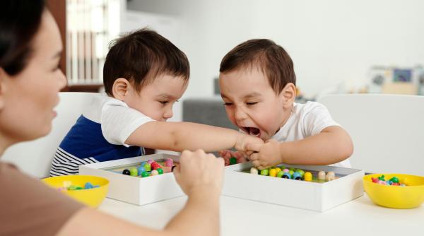 ”Ajutor, copilul meu mușcă!”. Explicația unui psiholog: Acestea sunt motivele acestui comportament