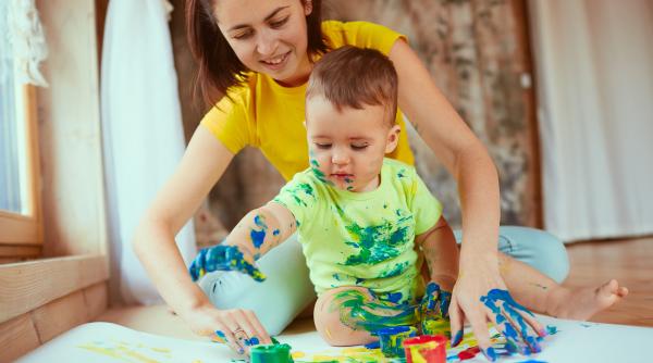 Cum să găsești și să angajezi o bonă de încredere? 