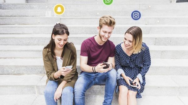 Pe ce aplicații și rețele sociale petrec tinerii mai mult timp?