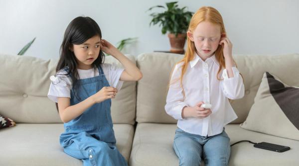 Cum să îți dai seama dacă copilul tău nu aude bine