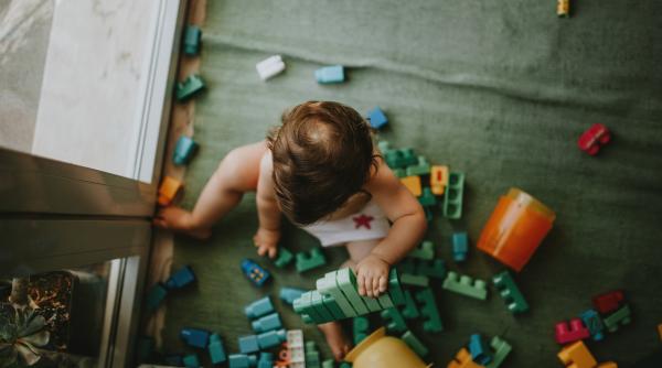 O mamă, sătulă de strâns mormane de jucării din casă, a venit cu un concept unic în România: „Practic, toată lumea e mulţumită!”