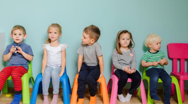 „Șase ore de stat pe scaun la grădiniță sau la școală NU sunt benefice pentru un copil”, atrage atenția un psihiatru