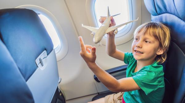 Cum să pregătești un copil pentru un zbor cu avionul?