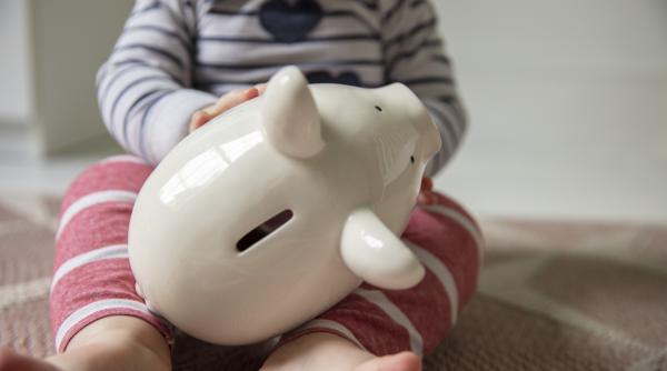 Modificări importante la plata alocației de stat pentru copii. Proiectul, adoptat de Senat