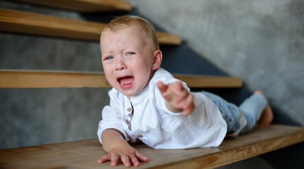 Potrivit cercetărilor, există două tipuri de tantrumuri: „La parter” și „la etaj”. Vezi diferența dintre ele ca să știi cum să acționezi corect