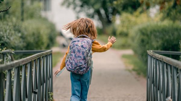 Sfatul unui psiholog de la Stanford pentru creșterea copiilor independenți: „Am observat, am analizat și am concluzionat ASTA!”