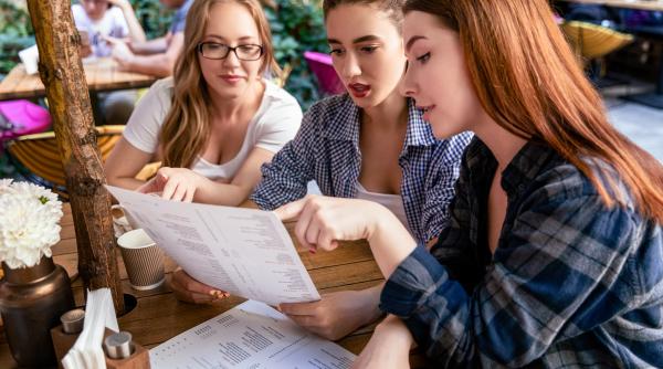 Bursele de merit „Ligia Deca” pentru medii de 1, 2, 3 și 4 nu vor mai fi acordate din septembrie