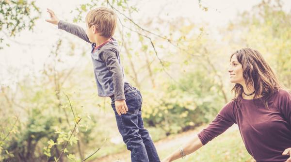 Cu cât o mamă își încurajează copilul mai mult, cu atât îl face mai inteligent, spune un studiu