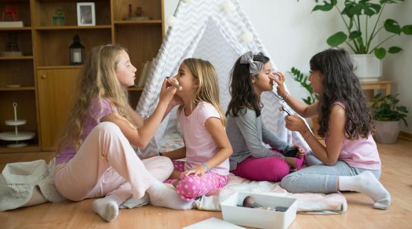 Haine, machiaj și ipostaze pentru adulți: Fetițele (înfricoșătoare) ale noului mileniu. Nu denaturați inocența copiilor voștri