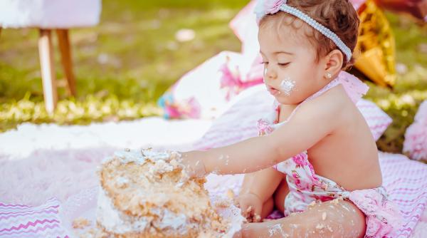 Copilul mănâncă cu mâinile? Motivul pentru care o face este foarte important. Nu îi interzice!