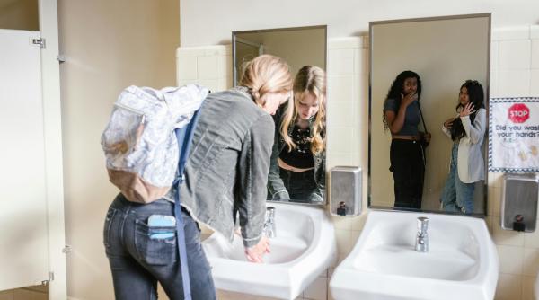 A crescut numărul școlilor cu toalete în curte: În 2024 sunt cu 20% mai multe școli cu latrină, decât declara ministrul Educației la începutul anului școlar