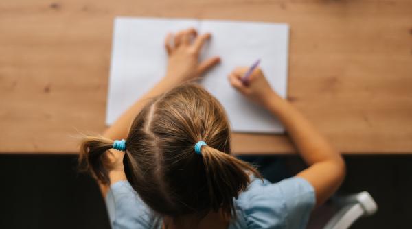 O fetiță de 7 ani scrie scrisori părinților pentru a le arăta că nu îi convine comportamentul lor: „Primim plângeri scrise” / FOTO