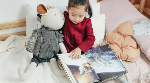 ”Citim împreună?”: Sfaturi pentru a-i determina pe copii să citească mai mult