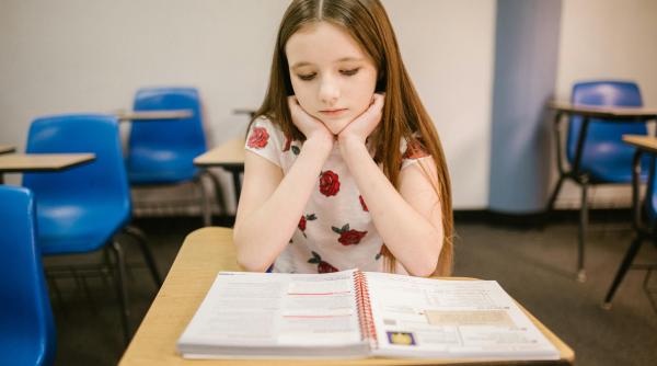 Copii tăcuți: ce este și cum să faceți față mutismului selectiv