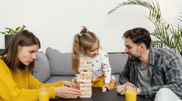 Ce să faci când nu ai chef să te joci cu copilul tău? Un expert în parenting a analizat această întrebare pe care și-o adresează mulți părinți