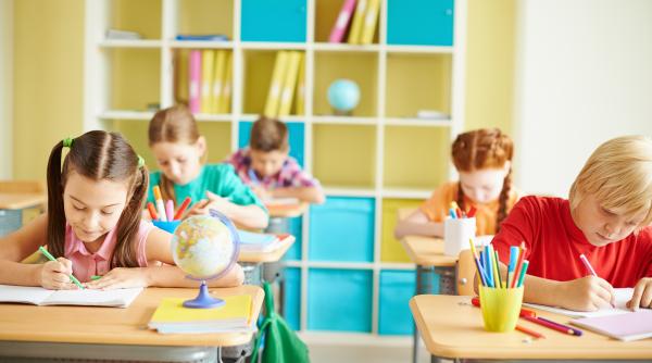 O nouă tendință în România! Părinții își mută copiii de la școlile private la cele de stat: „Inițial am avut așteptări!” Taxele depășesc 50.000 de lei pe an