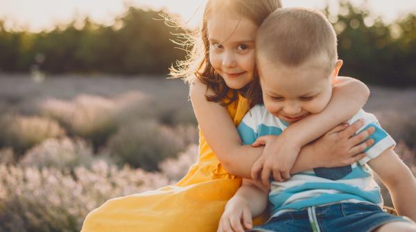 10 aprilie: Ziua Internațională a fraților și a surorilor. Ce zodii țin cel mai mult la legătura de familie