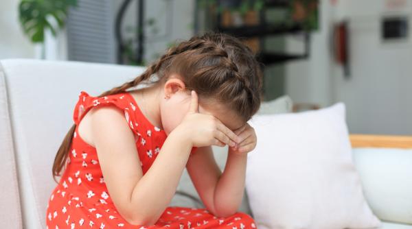 Acestea sunt motivele care îi dau durere de cap copilului, potrivit unui studiu al Institutului Național de Tulburări Neurologice și AVC. Cum putem evita