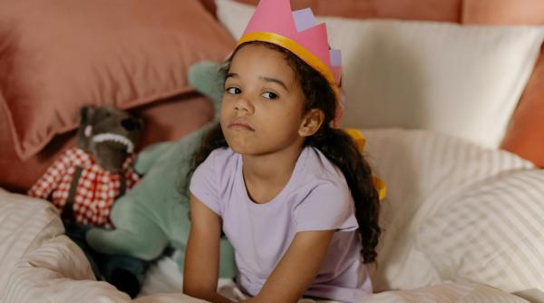 Studiu: Acasă și la școală creativitatea copiilor este suprimată adesea încurajând o gândire logică și repetitivă