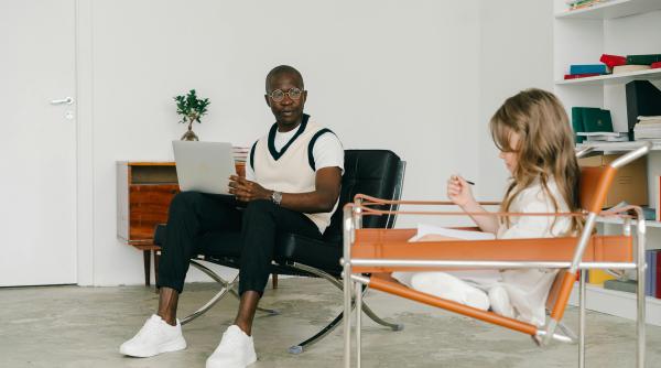 25 de motive pentru a lăsa copiii singuri cu tata