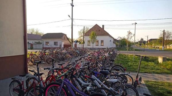 Fotografie virală: „O mare” de biciclete lângă o școală din România. ”Asemenea imagini se mai vedeau doar pe vremea comunismului”