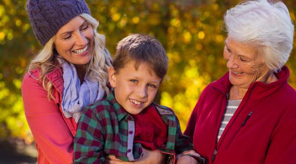 Iată de ce bunicile se simt mai aproape de nepoții lor decât de copiii lor, potrivit unui studiu 
