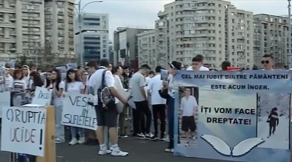 Tineri, părinți și bunici, în Piața Victoriei pentru un protest pașnic: „Dacă erau copiii voștri?”