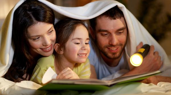 Iată de ce este important să le citiți copiilor povești, conform unui expert în neuropsihologie