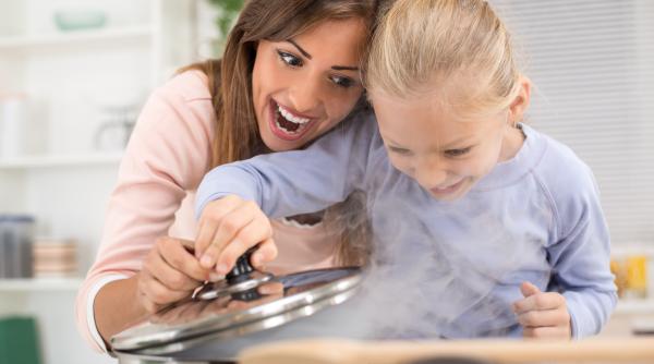 „Am făcut o ciorbă bună astăzi!” De ce este important să le spunem copiilor astfel de afirmații? Alexandra Stoica: „Copilul învață ASTA!” / VIDEO