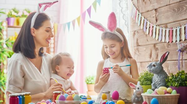 Moduri distractive de a vopsi ouăle de Paște cu copiii 