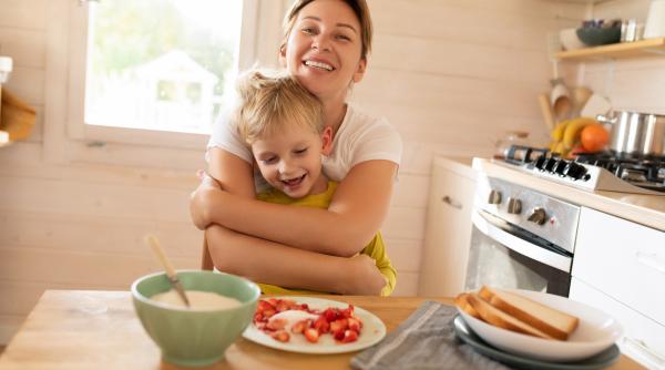 "Today I made a delicious soup!" Why is it important to tell children such statements? Alexandra Stoica: "The child learns THIS!"