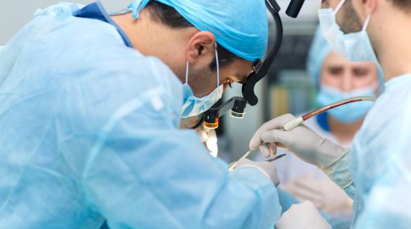 Un băiat de 14 ani şi-a recăpătat vederea după 5 ani de întuneric