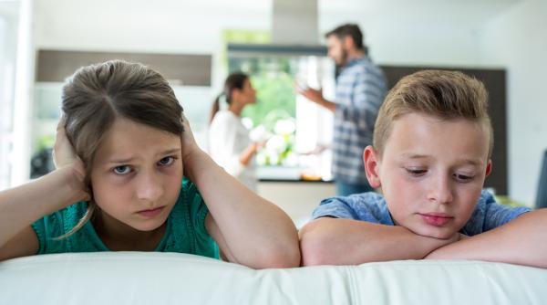 Copiii cu părinți divorțați și-ar dori să fi eliberați de aceste două poveri!