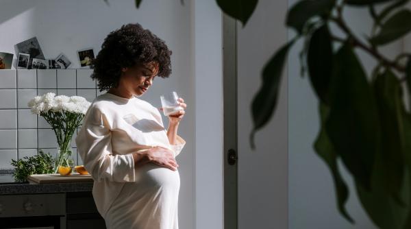 De ce bebelușii lovesc atât de mult în pântecele mamei lor