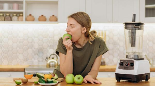 Mănâncă micul dejun doar la această oră: poți slăbi până la 5 kg și ai putea trăi până la 130 de ani. Teza nutriționistului Tim Spector