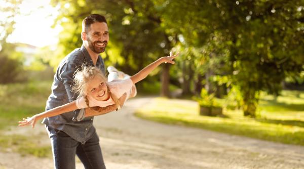 Recomandările unui expert în creierul copiilor pentru ca tații să se implice în creșterea micuților ca mamele: „Echitatea încă nu este o realitate în multe case”