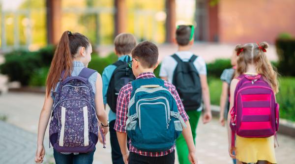 Sute de copii de grădiniță și elevi din București au fost mutați de părinți de la școli private la școli de stat în anul școlar 2023-2024