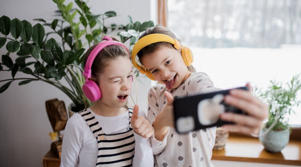 „Copilul meu vrea să fie influencer, ce fac?” Câteva sugestii de la specialiști pentru a lua o decizie informată