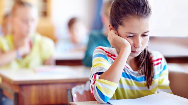 Demistificarea rolului fricii în educație: „Unii cred că teama e o metodă eficientă pentru a motiva copiii să învețe”. Strategii pentru părinți și profesori