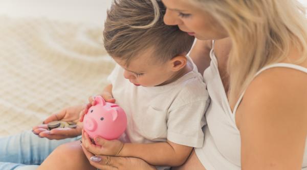 „Ar trebui să fie copii, nu să-și facă griji pentru chirie!” Revolta părinților după ce o mamă a anunțat că îi obligă pe micuți să îi dea bani pentru utilități și mâncare